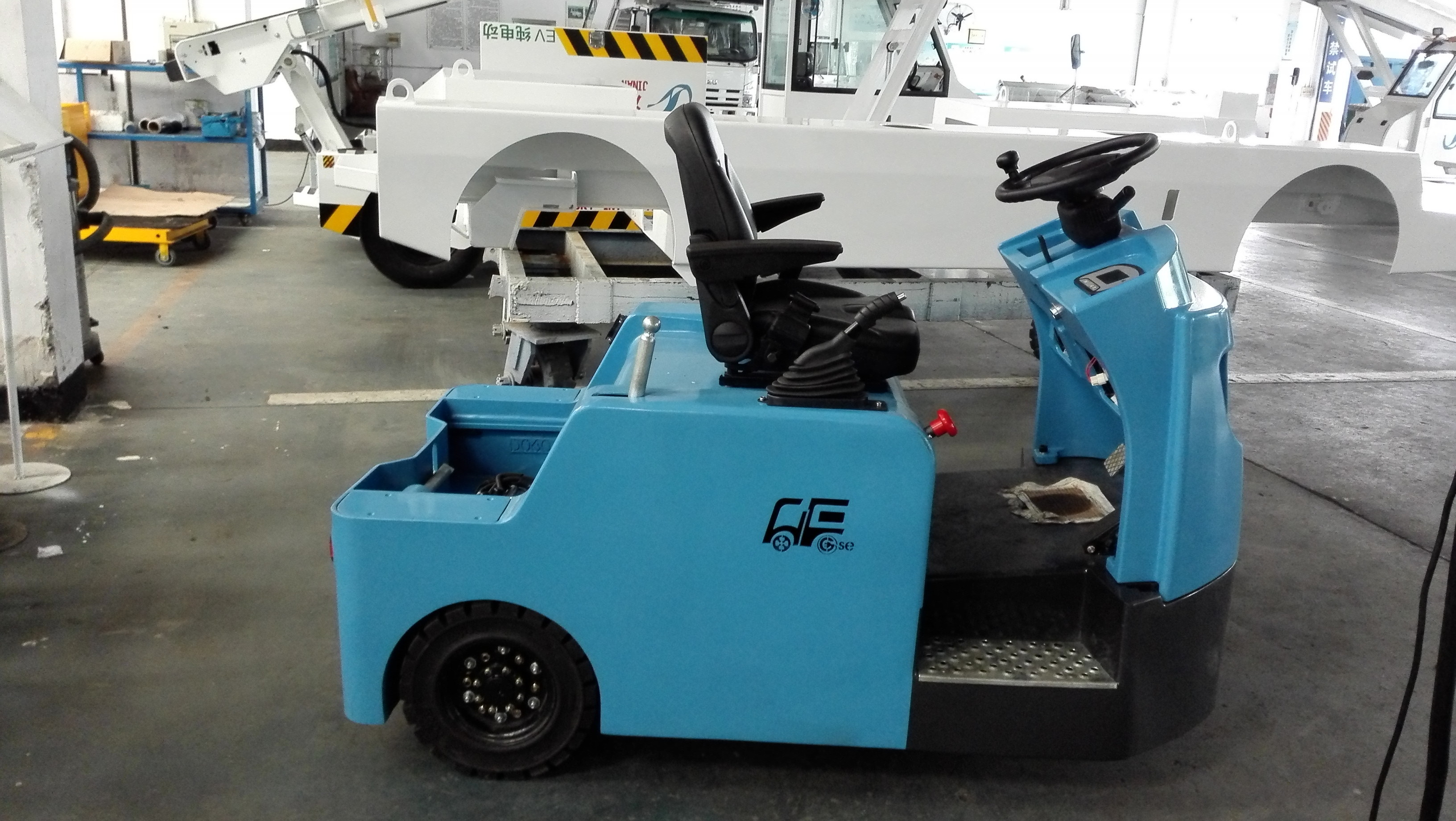 Blue Baggage Towing Tractor Carbon Steel Material With Lead Acid Battery