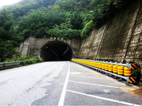 Highway Traffic Speed Safety Rolling Crash Barrier For Guardrails