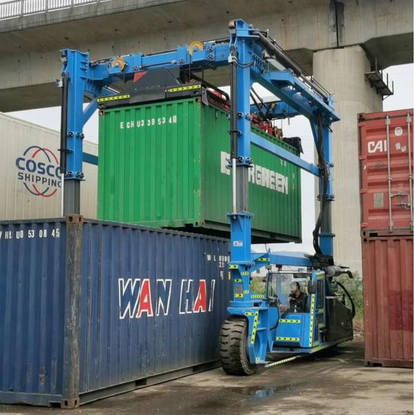 SPEO 35T Container Straddle Carrier Truck With Automatic Spreader