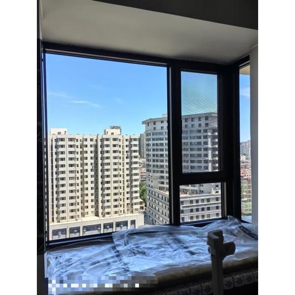 Ski Chalet Folding Window Solution Combining Panoramic Slope Views with Ice-Dam Resistant Frames