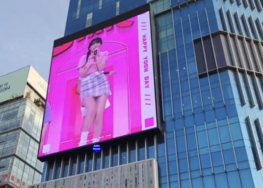 Indoor Full Color P2.5 Hanging LED Display with SMD1515 Standard Die Cast Aluminum Cabinet and 160mm x 160mm Module Size