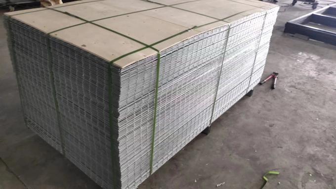 Smooth Surface Galvanized Welded Wire Mesh with Square Mesh Openings and Customizable Sizes