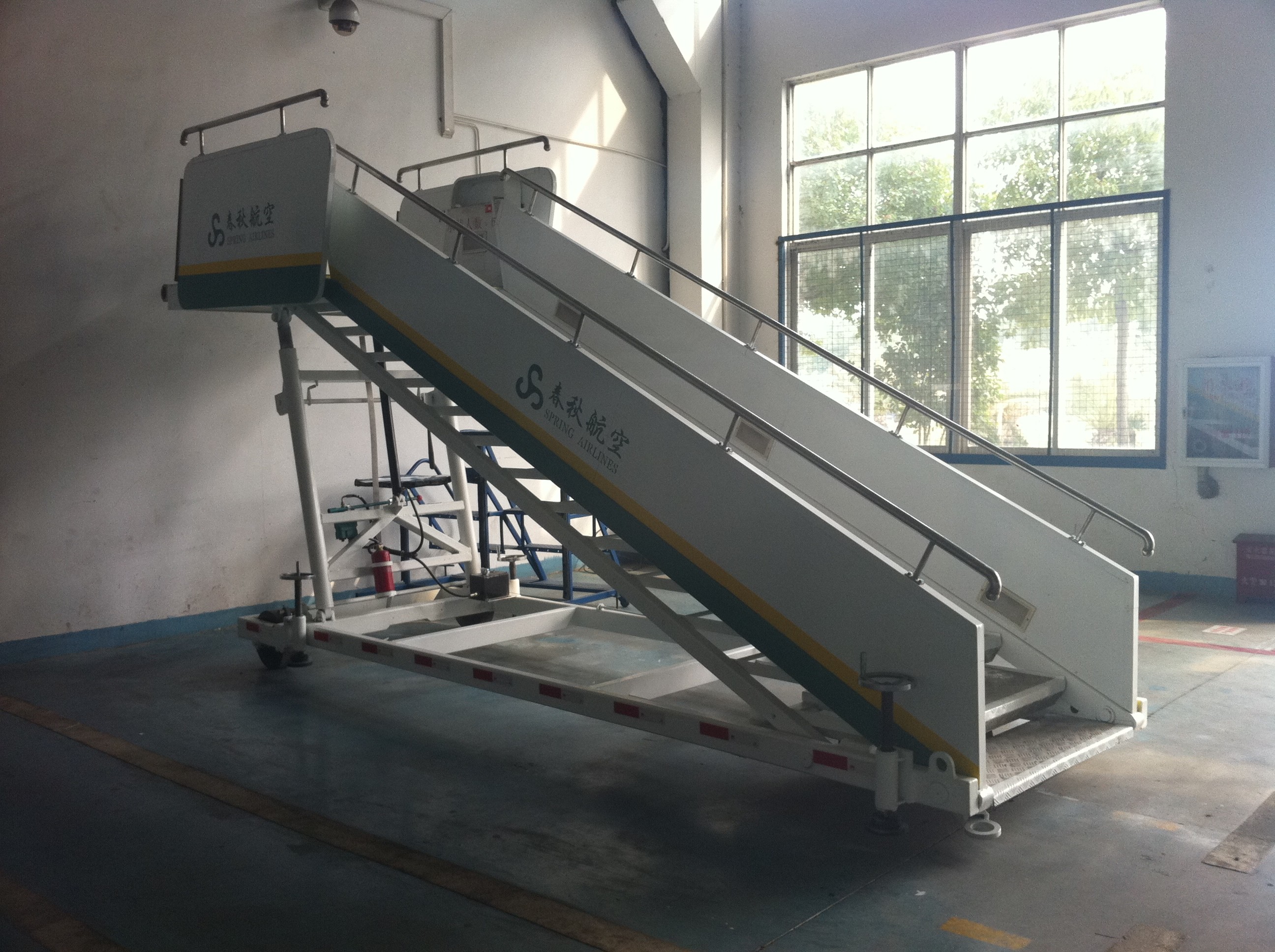 Quality Stable Aircraft Passenger Stairs 4610 kg Rear Axle Carrying Capacity for sale