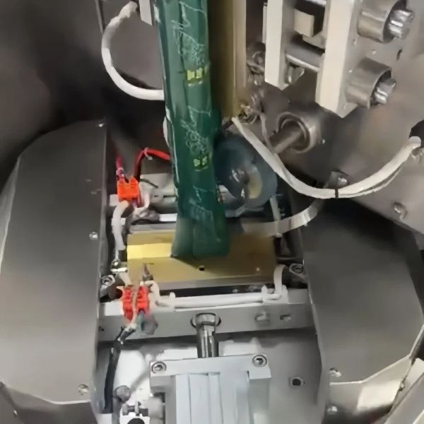 1.4kw Triangle Bag Packing Machine High Efficiency Granules Packaging Machine 220V