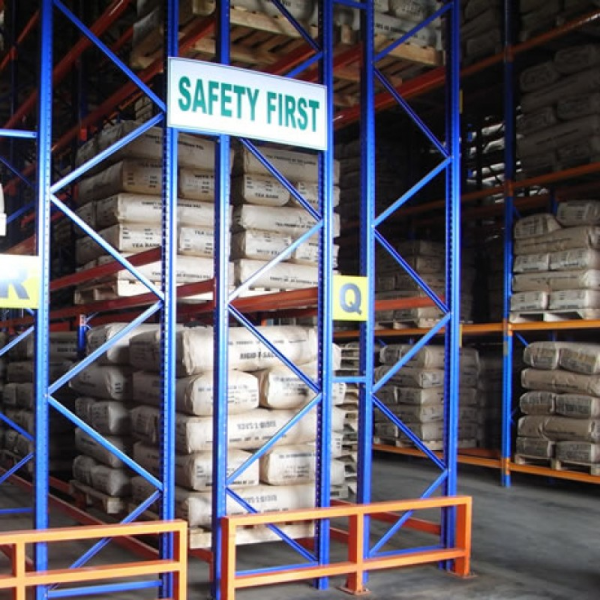 Space-Saving Warehouse Racking System with Heavy-Duty Load Capacity
