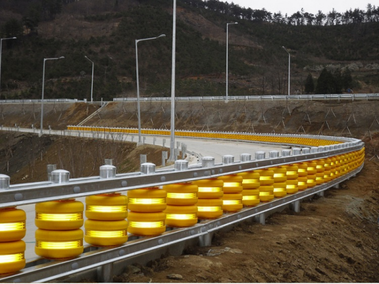 Highway Traffic Speed Safety Rolling Crash Barrier For Guardrails