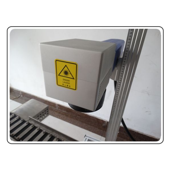 Precise 20W Fiber Laser Marking Machine With Conveyor Belt Easy Operate