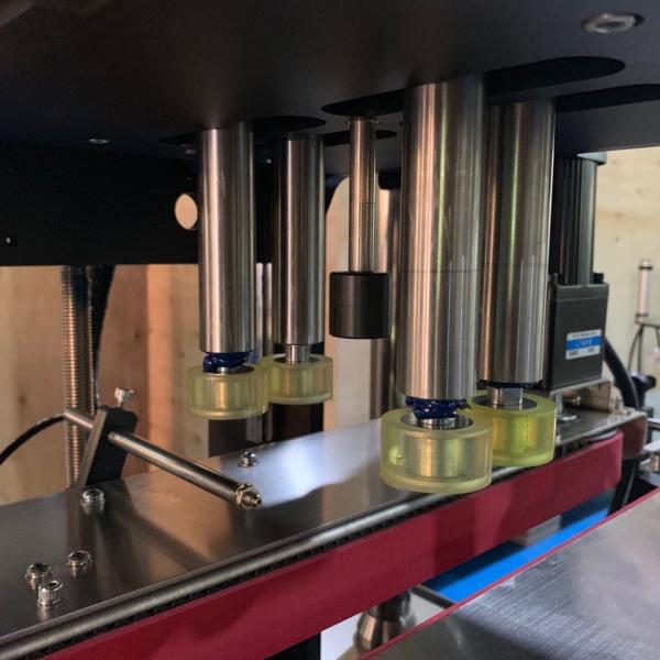 Cosmetic Factory Automatic Twist off Cap Screwing Machine Manufacturing Plant Shampoo Bottle Lid Capping Machine