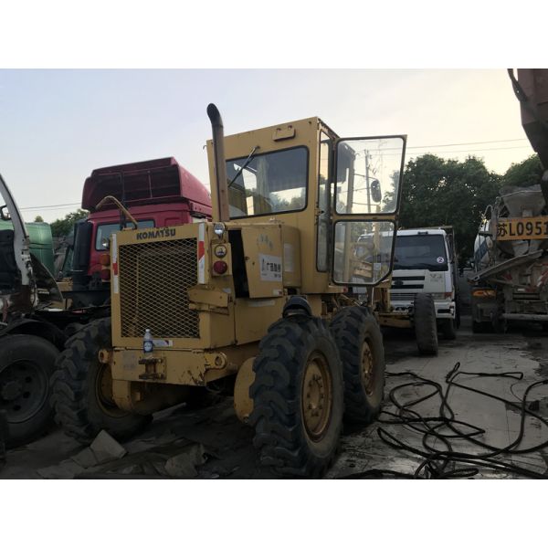 Original Color Used Komatsu Motor Grader 135hp Engine Power 4.9L Displacement GD511A-1