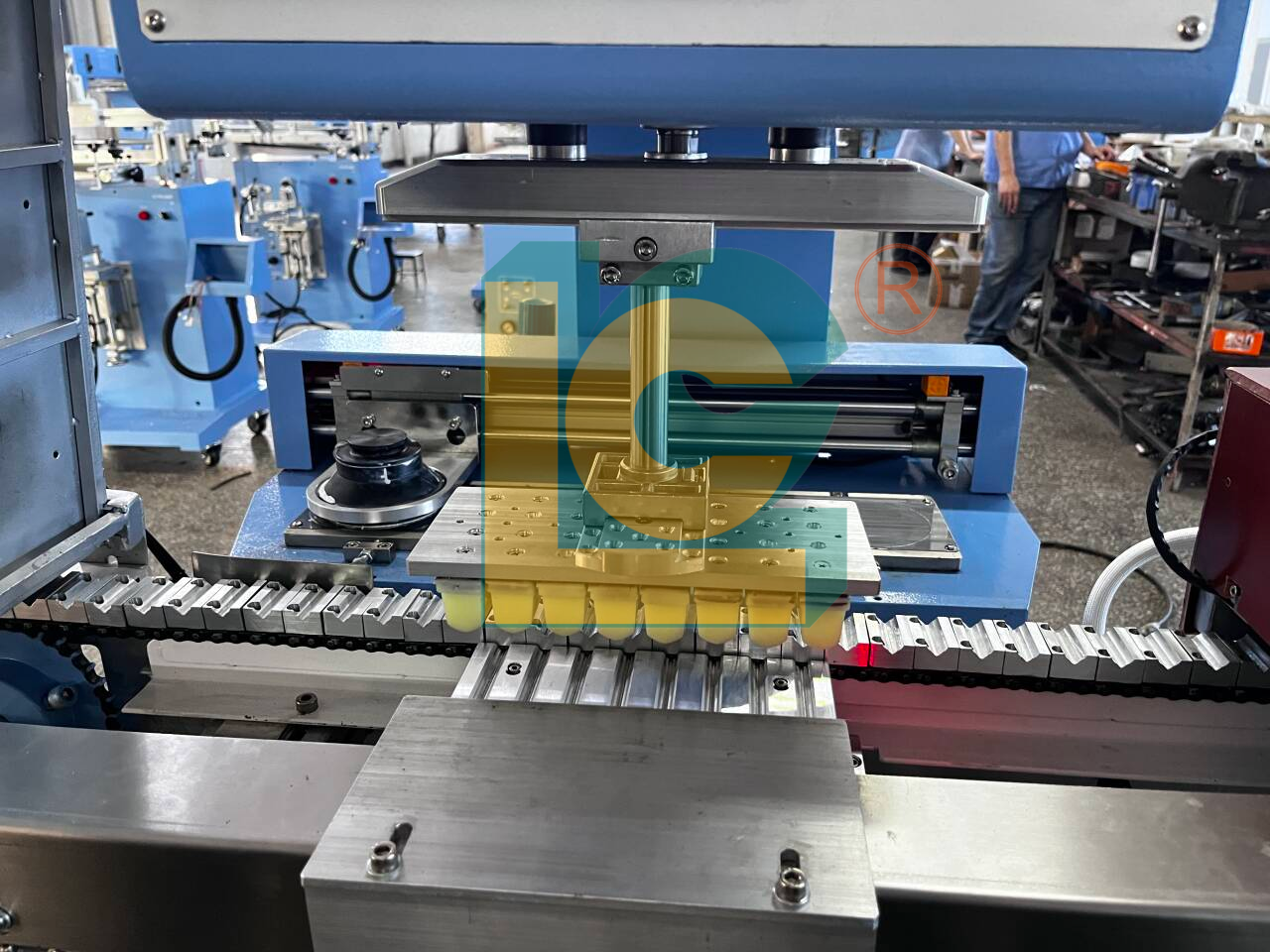 LC Automatic straw pad printing machine, integrated with a conveying system and high-temperature curing function.