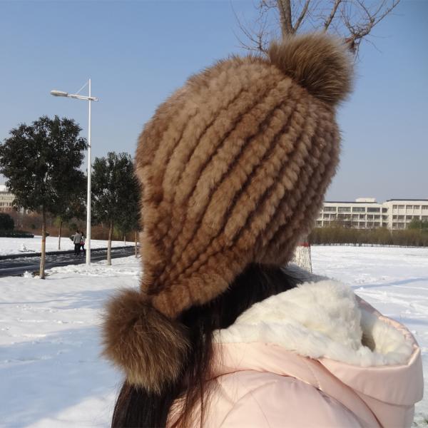 Knitted Pompom Shearling Fur Hats 100% Wool Material Customized Color