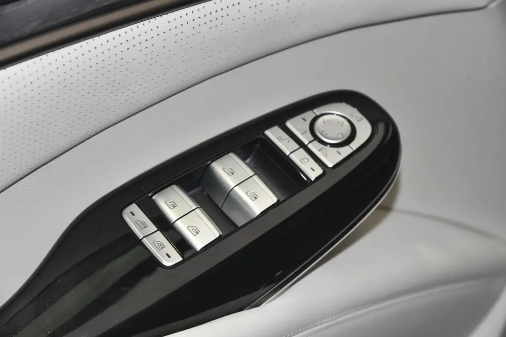 2023 Tengshi D 9 DM-i 970 All Wheel Drive 180km Plug-in Hybrid 7seat MPV with Brown Interior and Maximum Torque of 681Nm