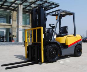 Quality Pneumatic Solid Tyre Diesel Forklift Truck 2.5 Ton With ISUZU Energy Saving Engine for sale