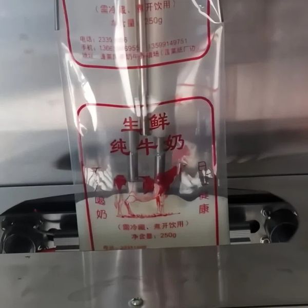 Back Sealing Automatic Liquid Packing Machine 32cm Film Width Pneumatic Packaging Machines