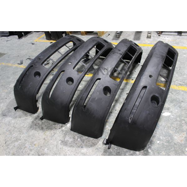 Plastic Reaction Injection Molding Big Automotive Parts Deburring Painting Surface Finish