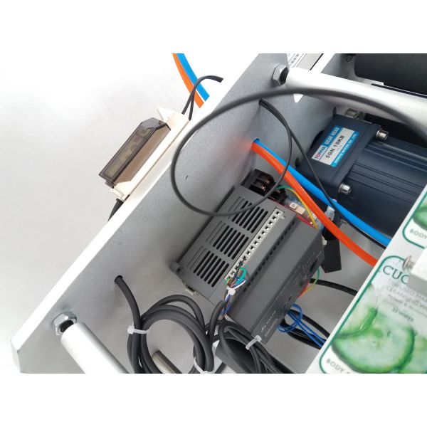 Pneumatic Packaging Labeling Machine Semi Automatic For Round Bottle