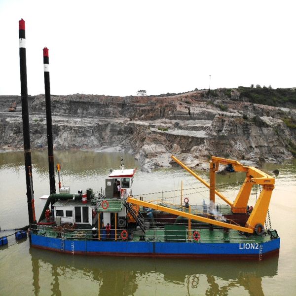 Diesel Enigne Hydraulic Dredger with Suction Pump and Anchor Rod
